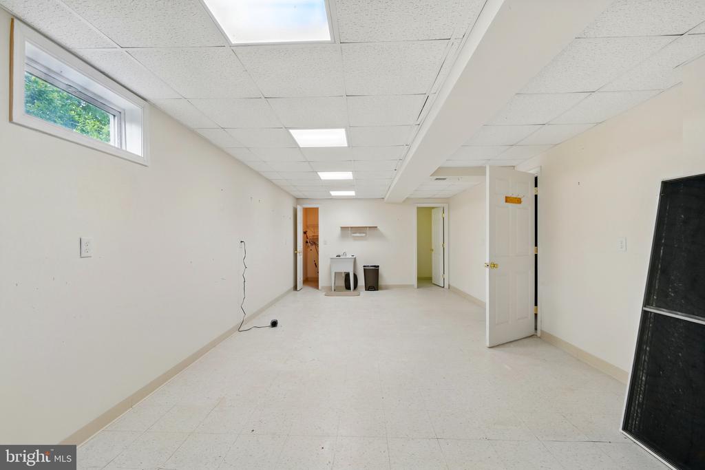 201 PONDVIEW COURT