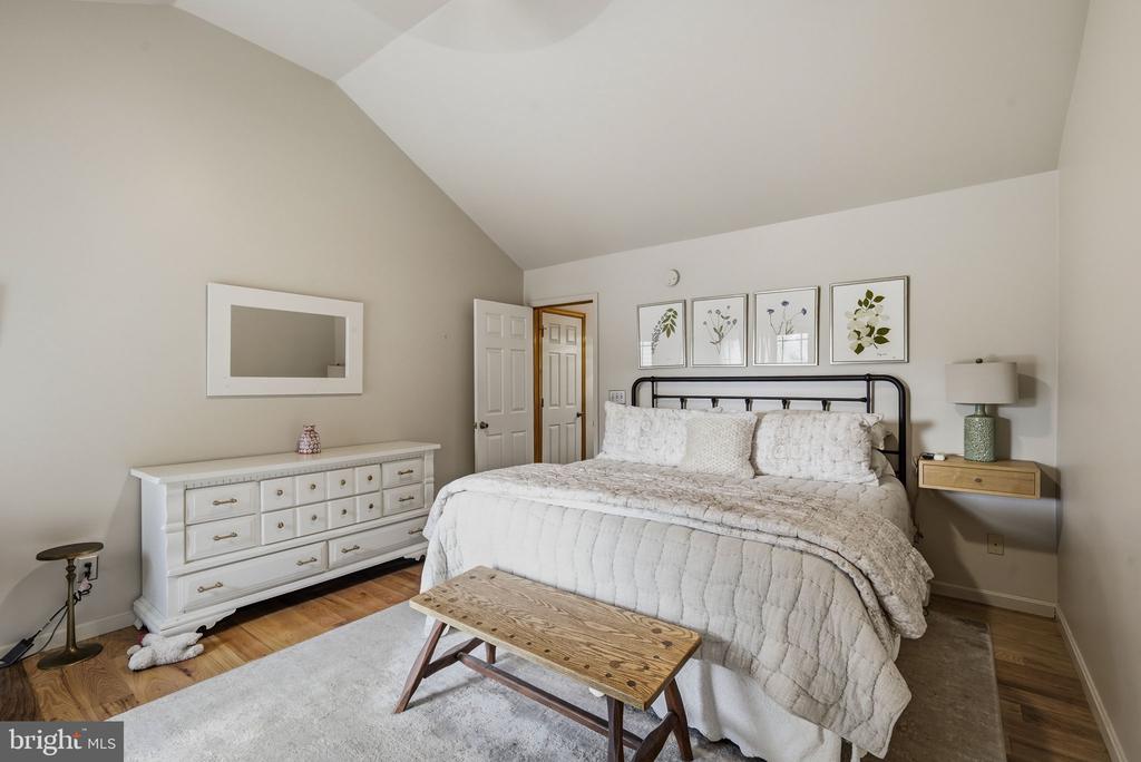 1003 TWIN COURT