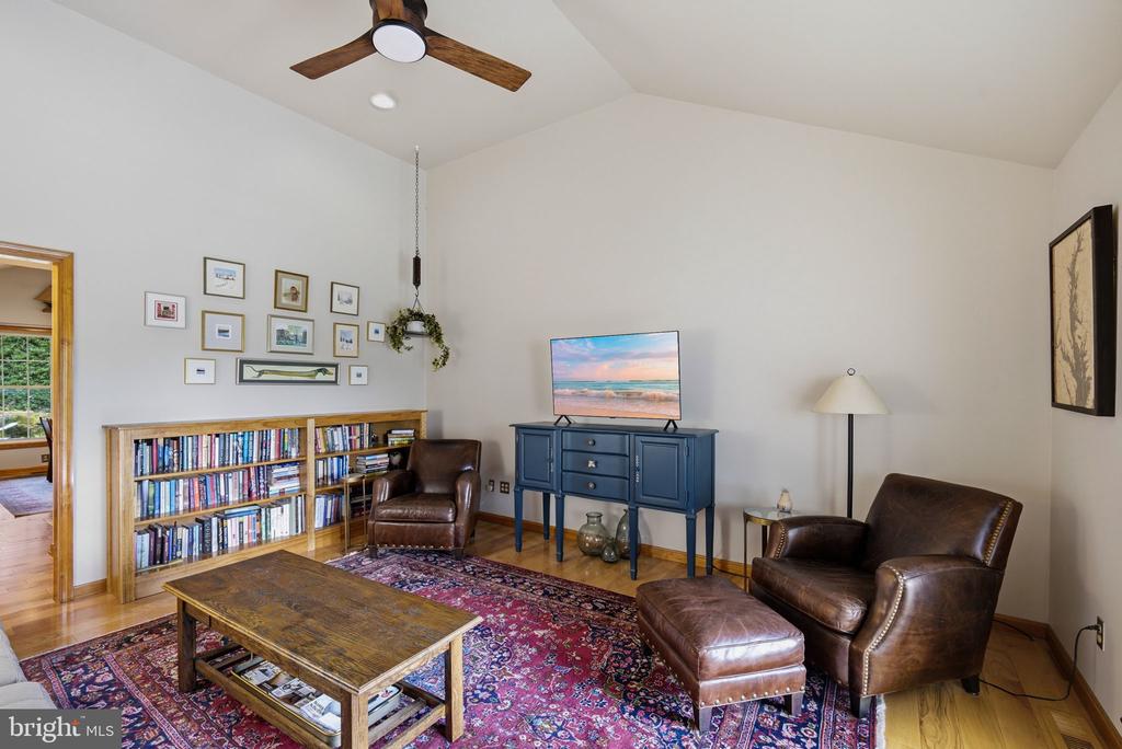 1003 TWIN COURT