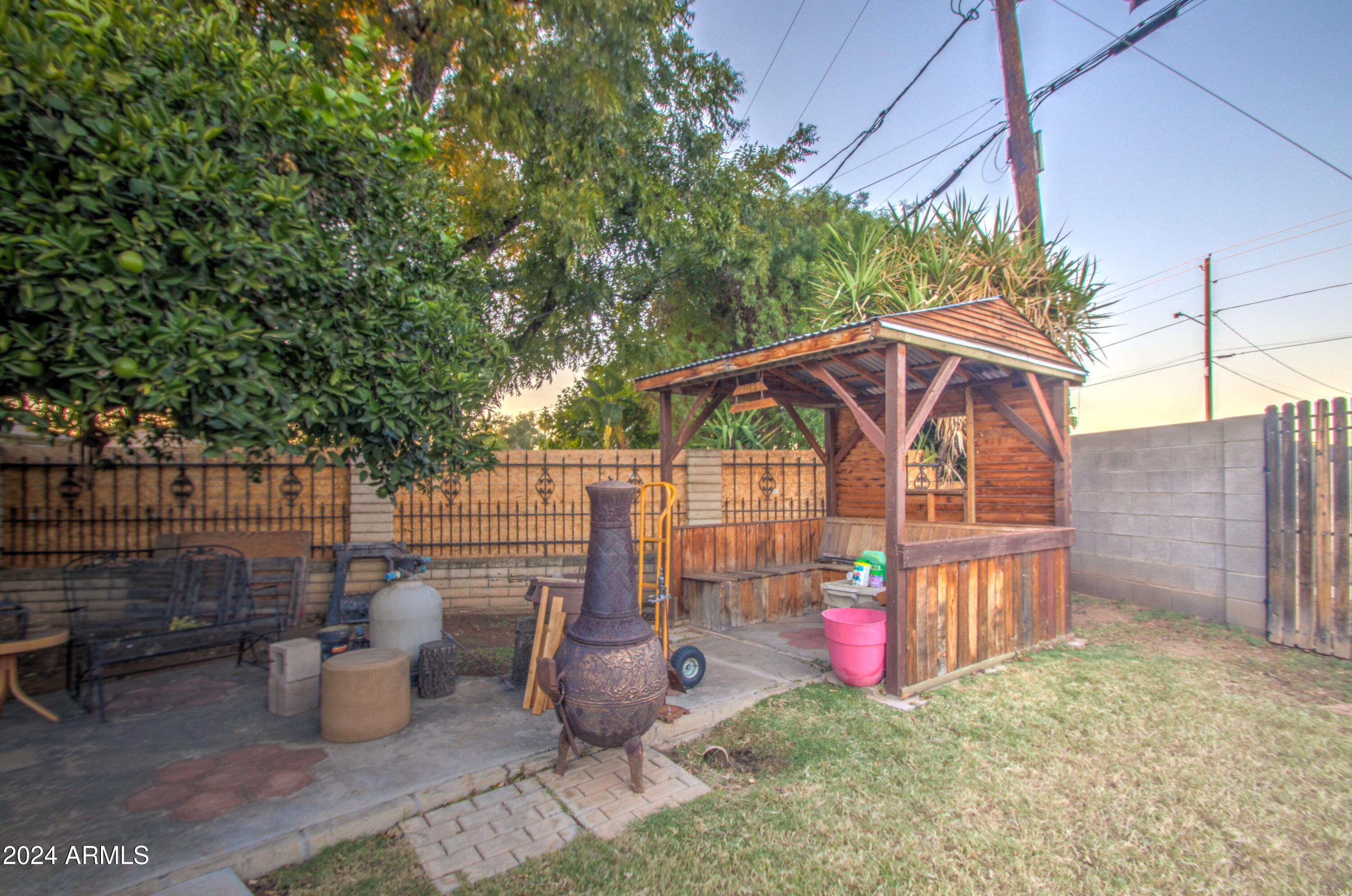 1530 W GLENROSA Avenue