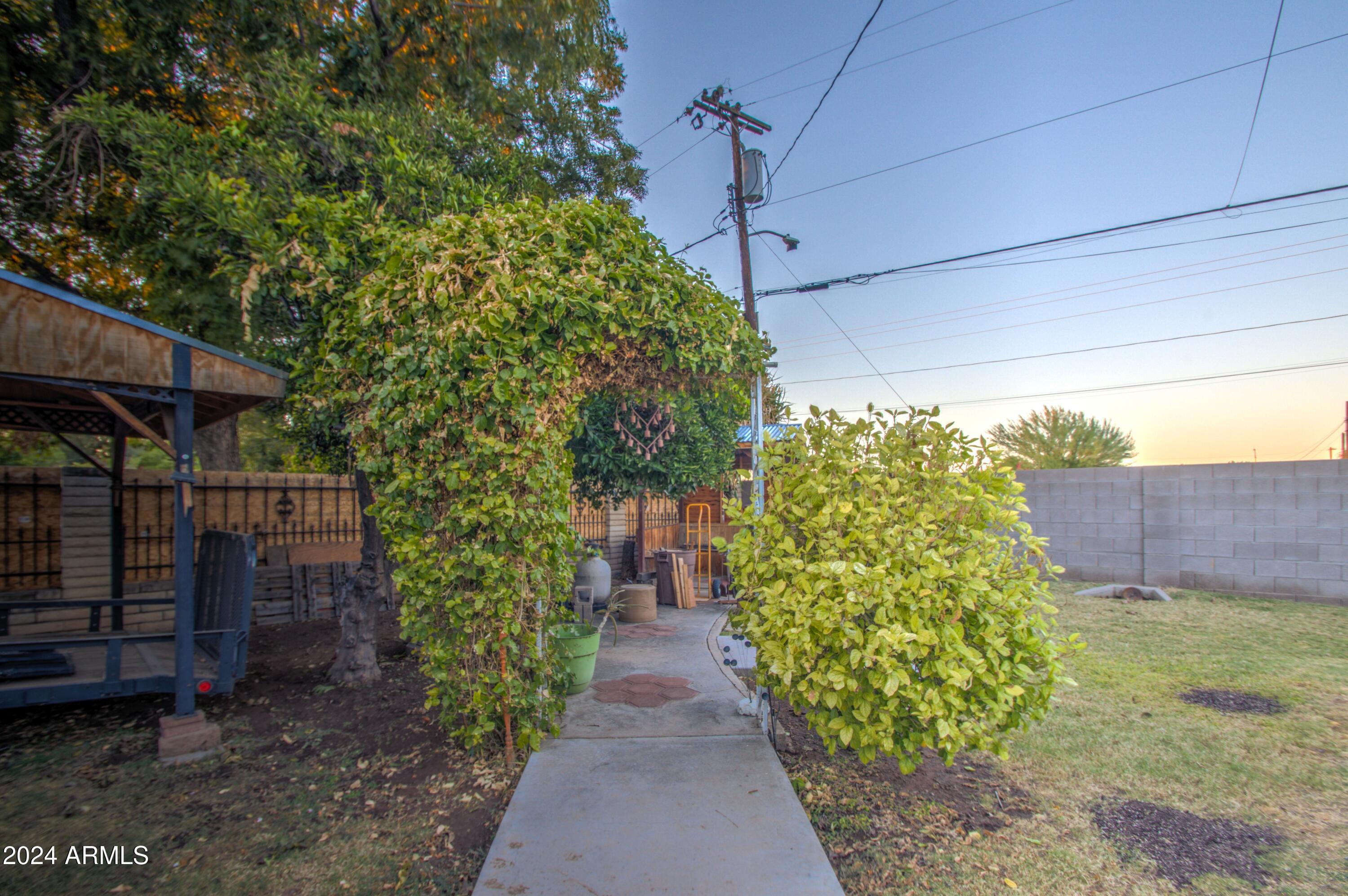 1530 W GLENROSA Avenue