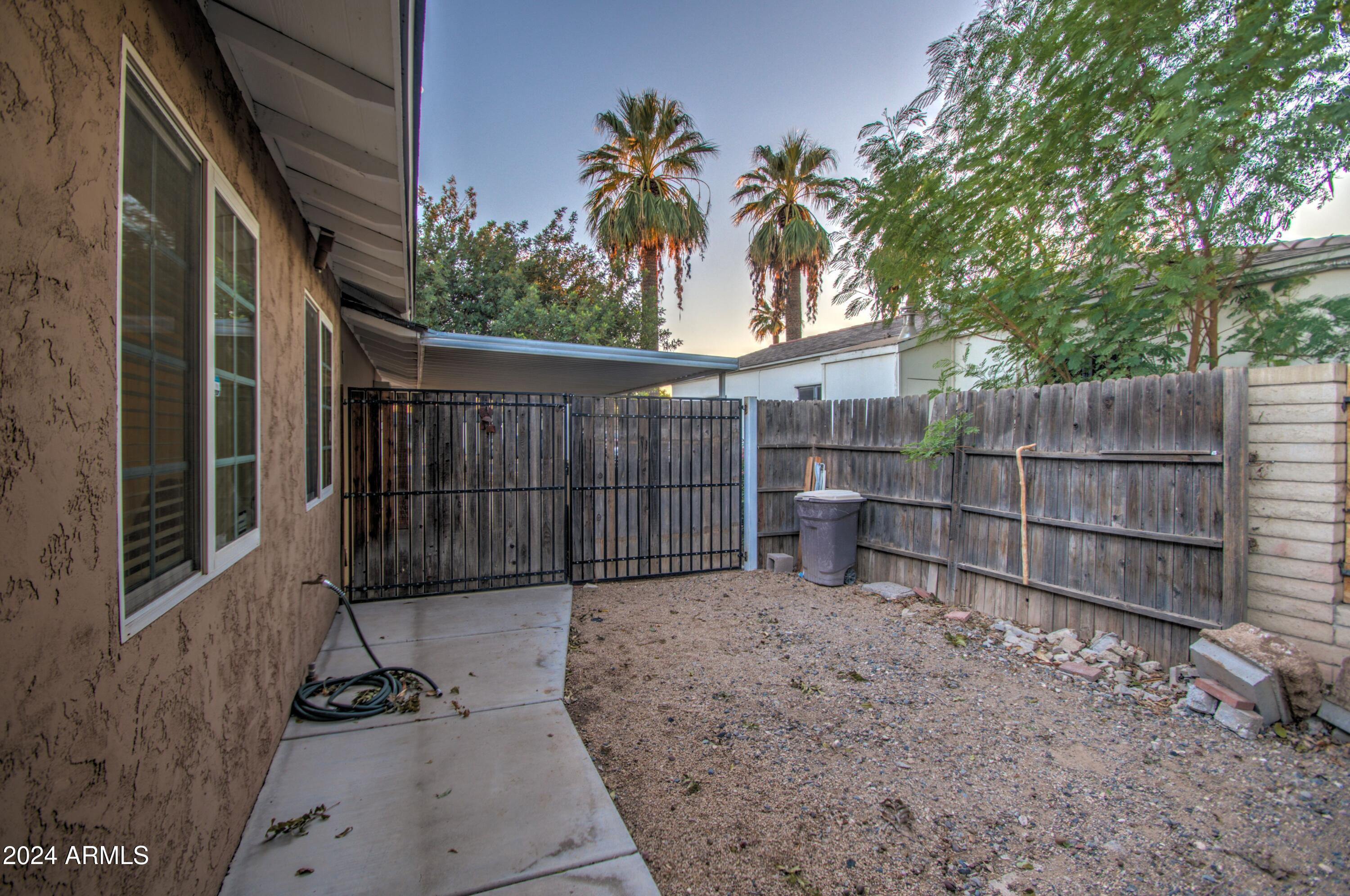 1530 W GLENROSA Avenue