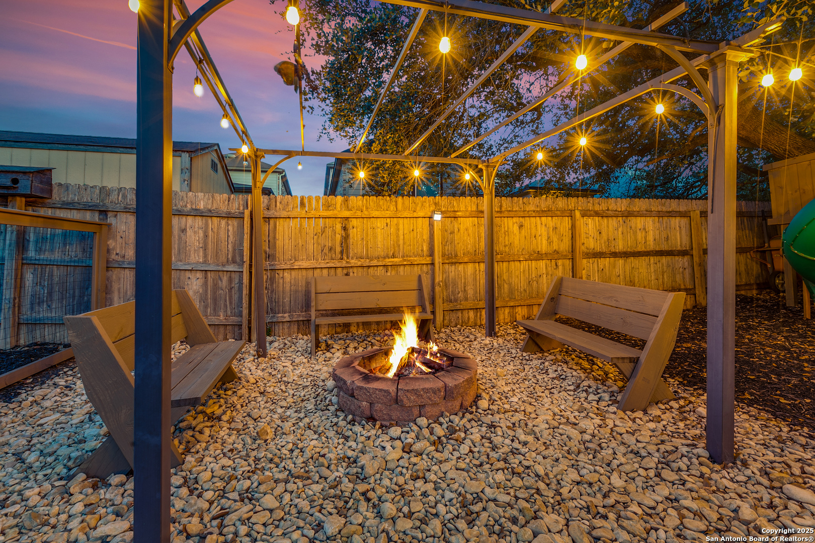 4414 Montrose Wood