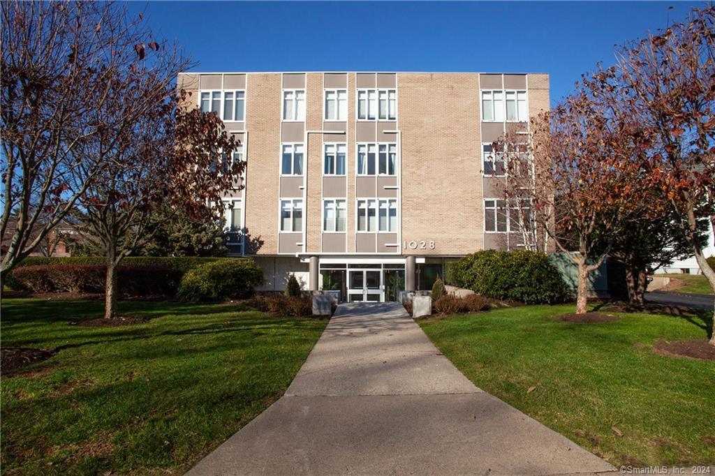 1028 Farmington Avenue APT 1G