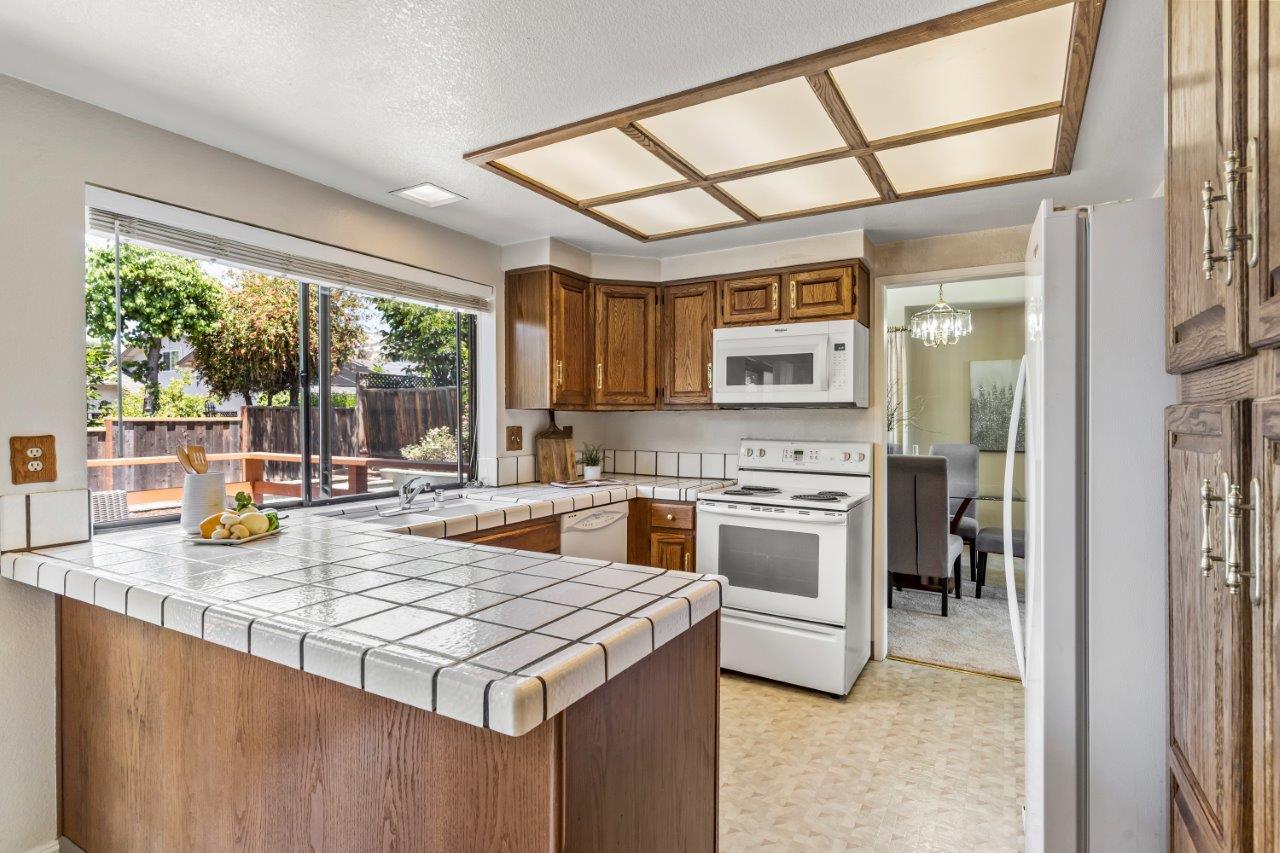 3009 Lake Estates CT