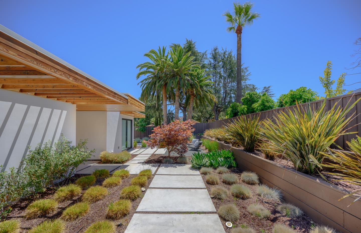 559 S El Monte AVE