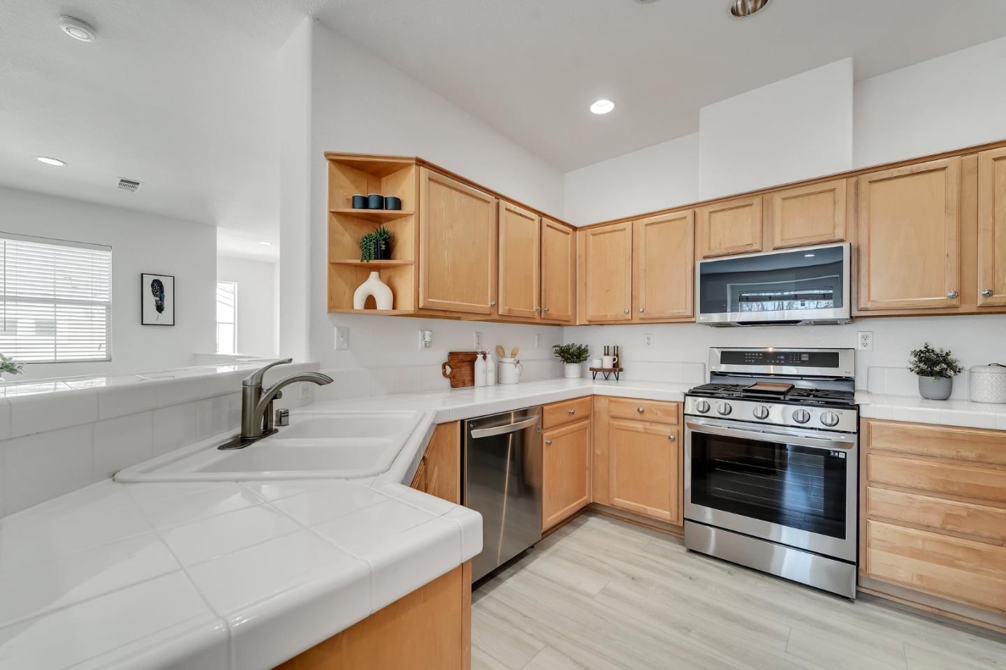 915 Brea LN