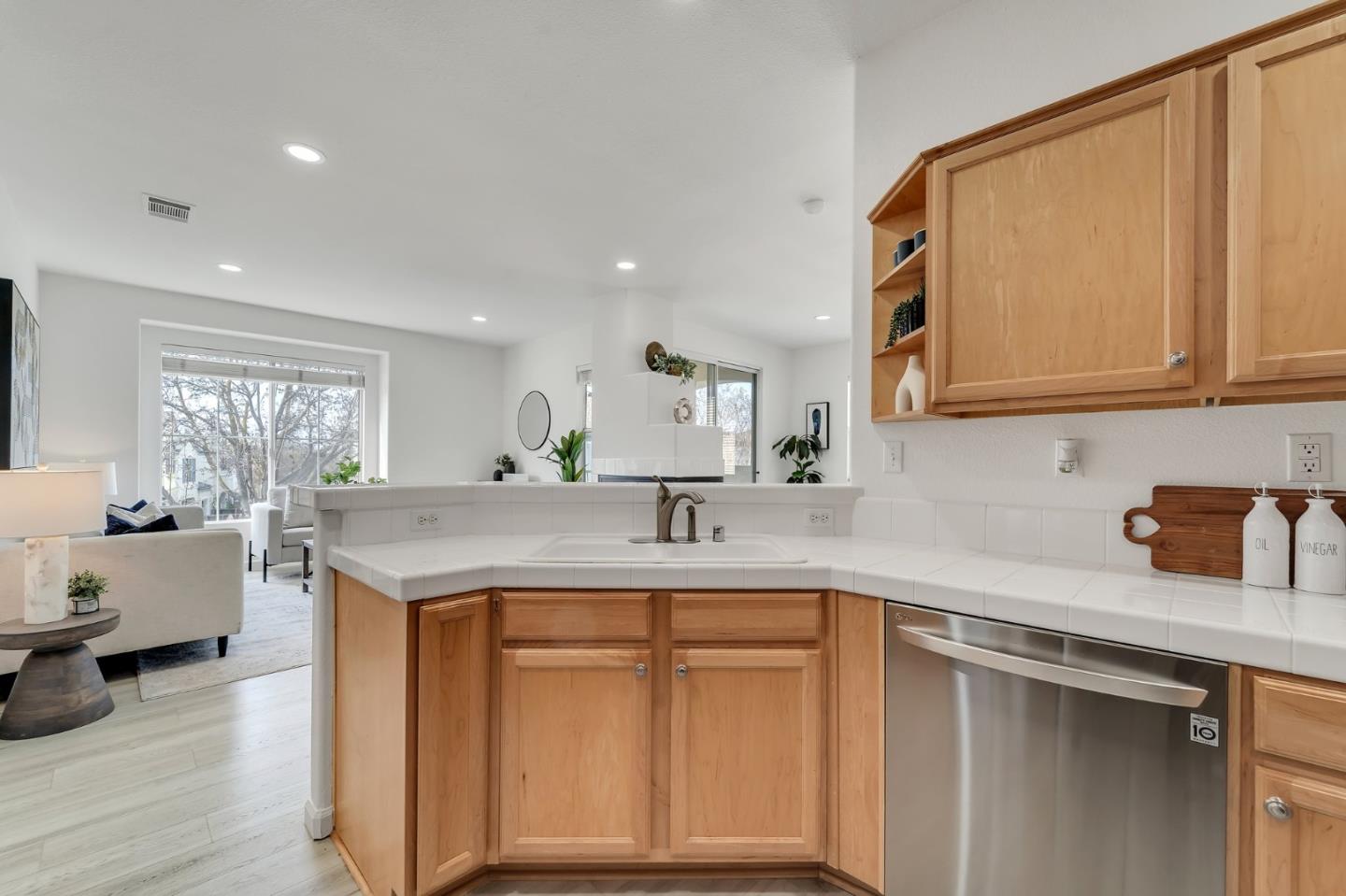 915 Brea LN