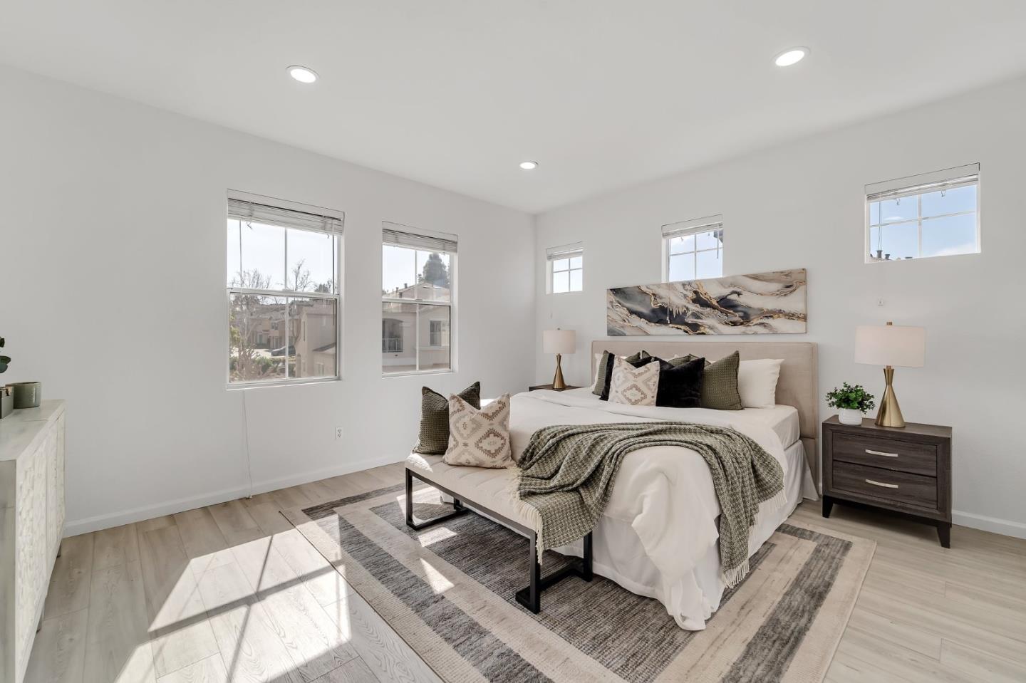 915 Brea LN