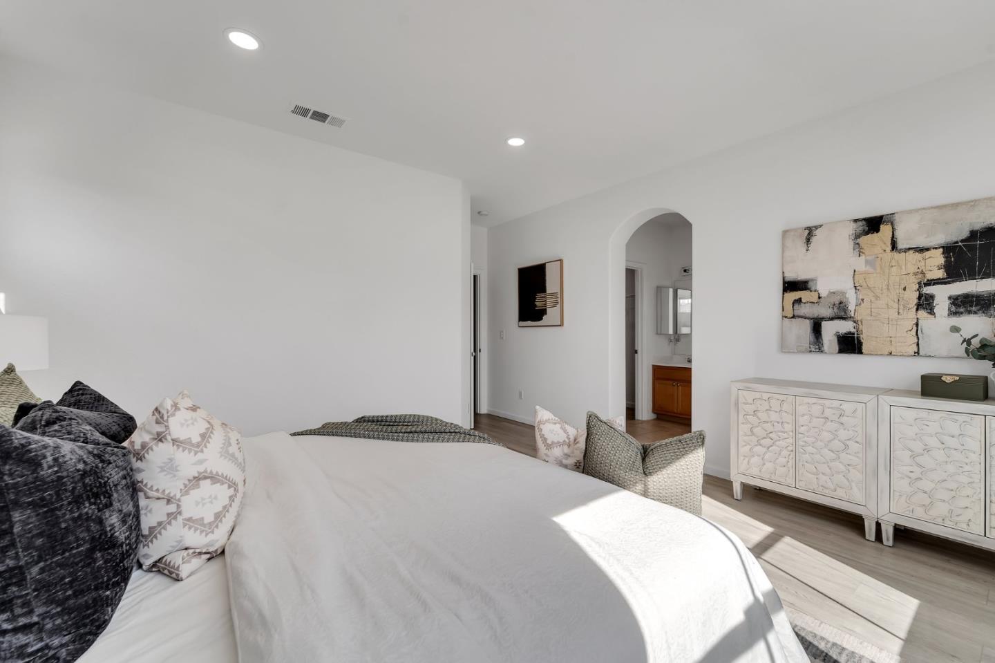 915 Brea LN
