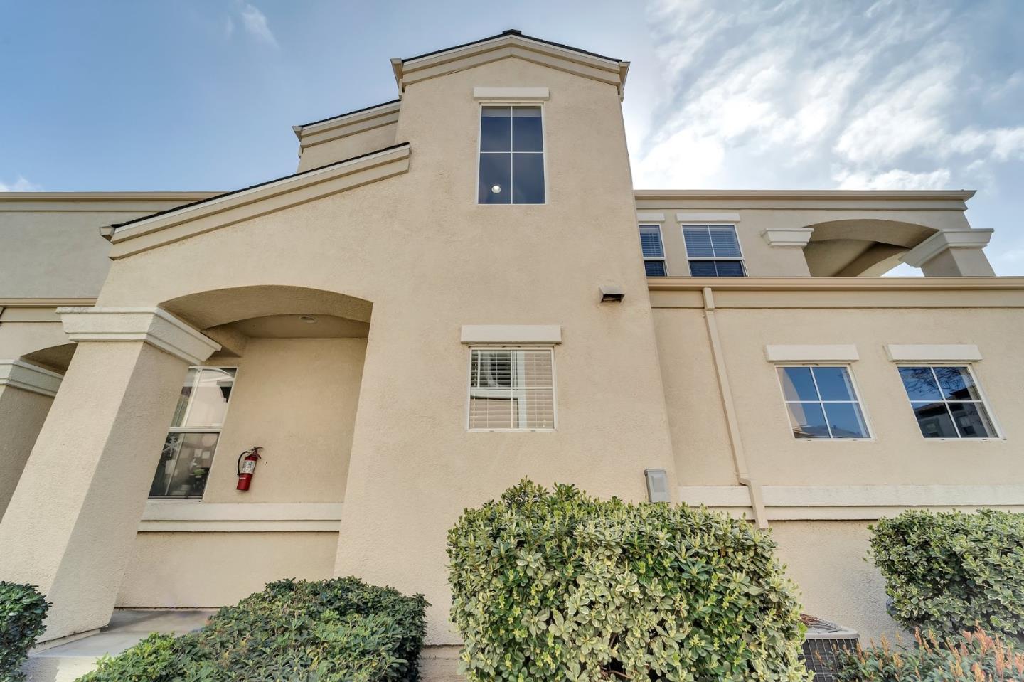 915 Brea LN