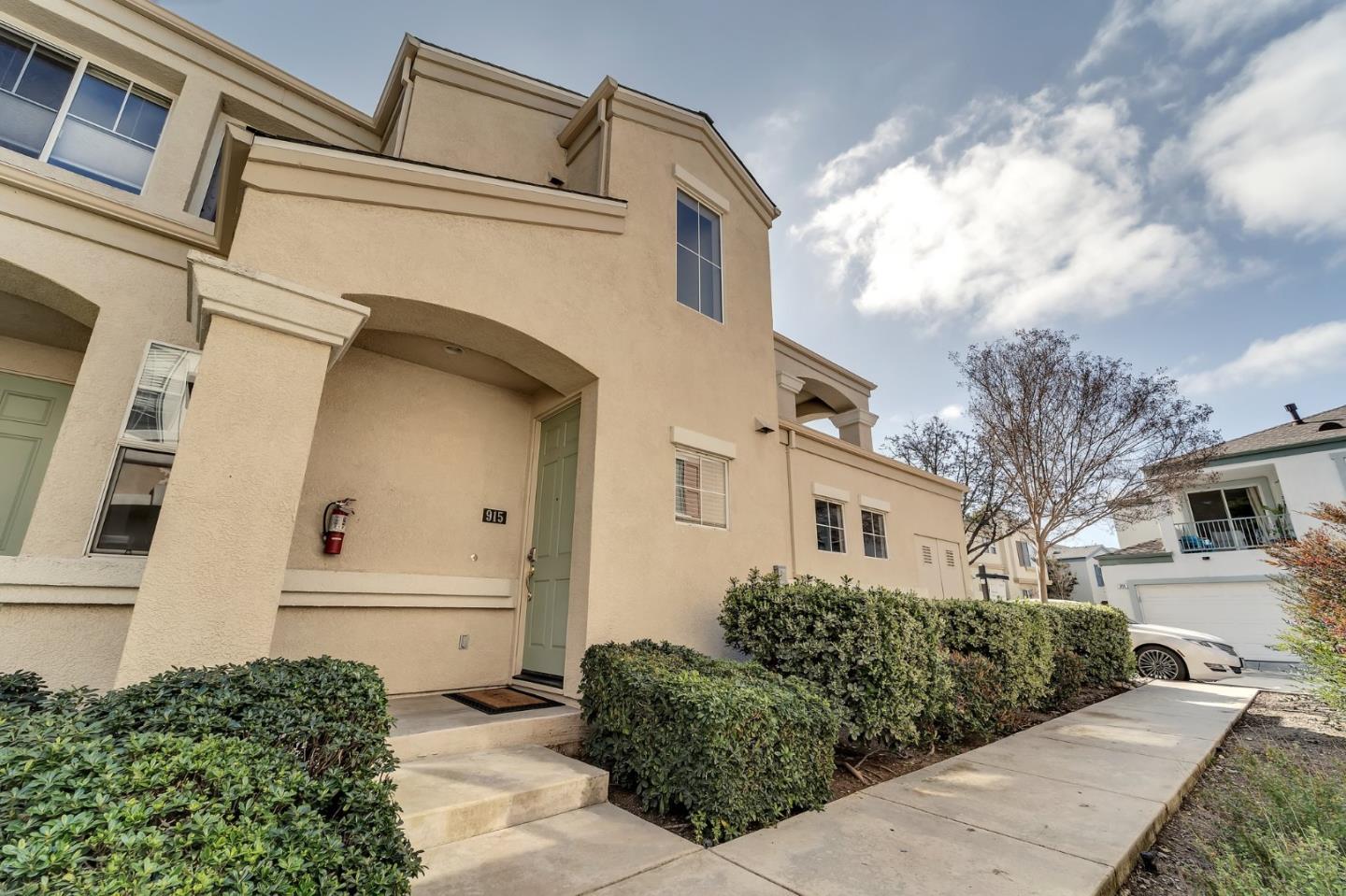 915 Brea LN
