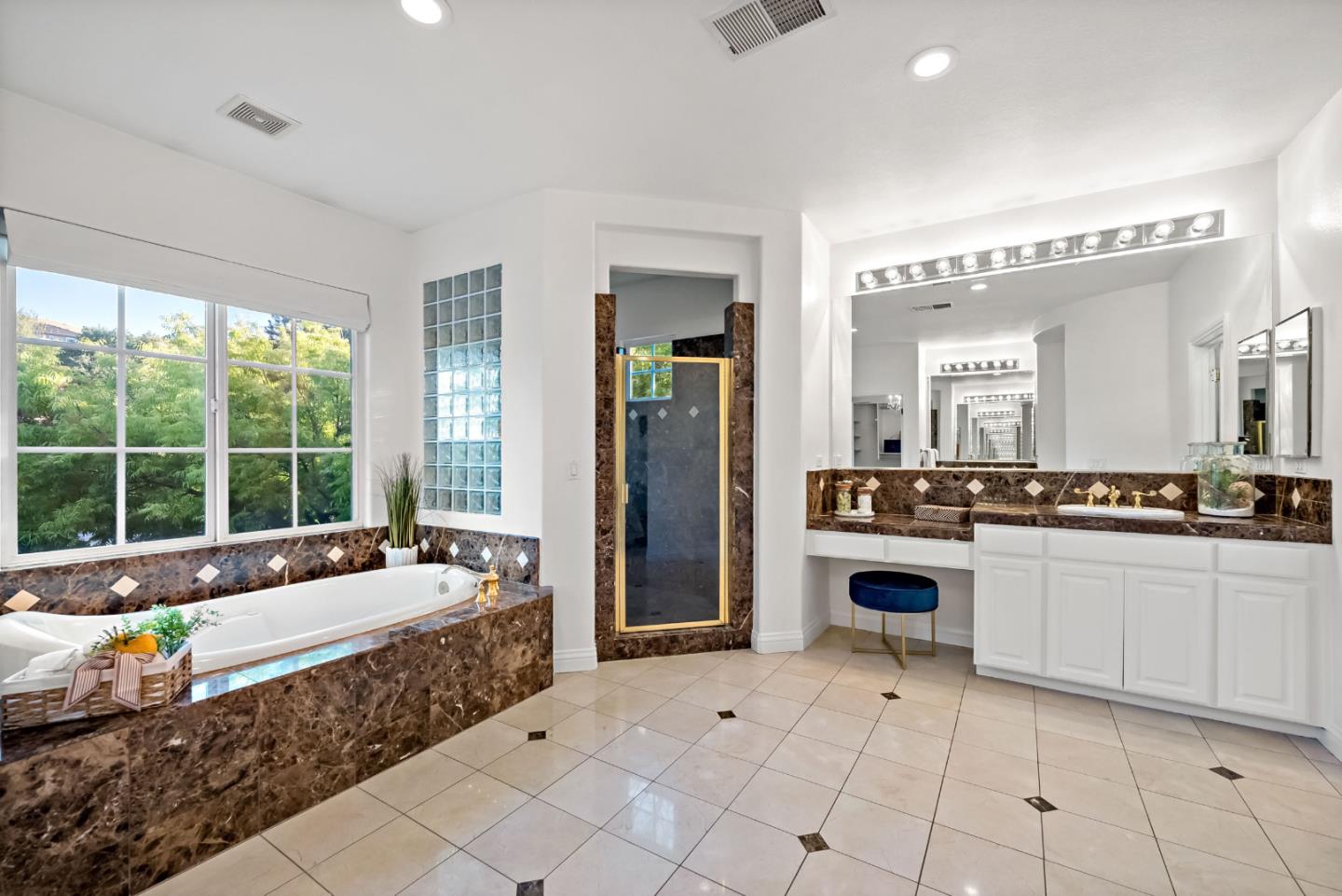 4939 Eastbourne CT
