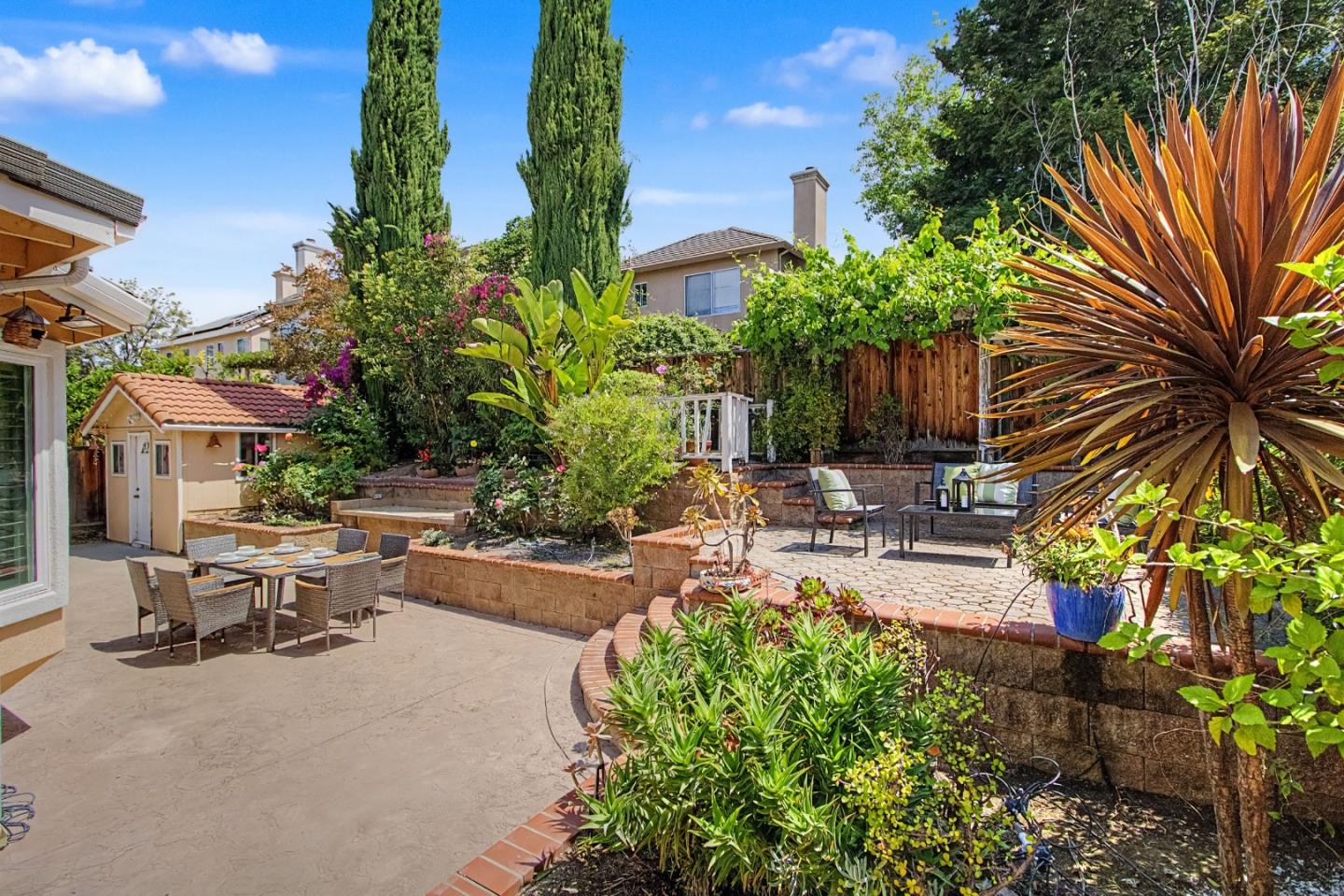 3956 Lakeside Drive