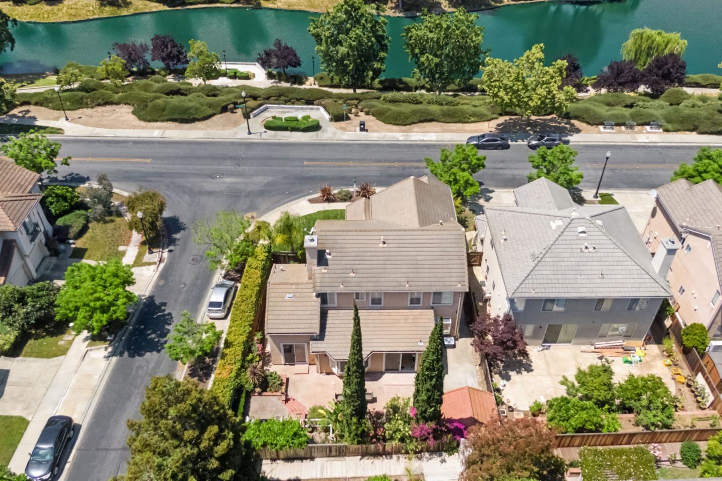 3956 Lakeside Drive