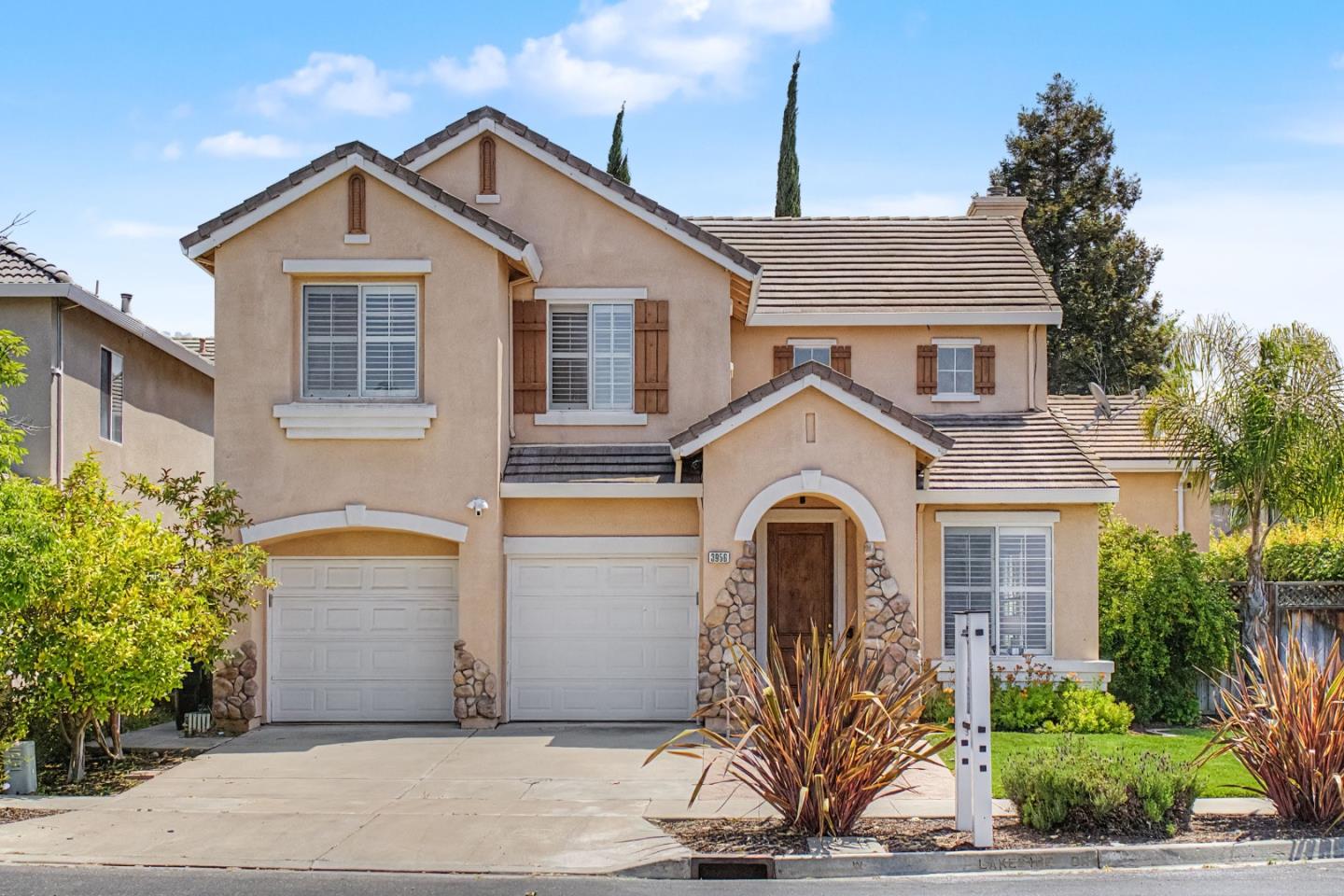 3956 Lakeside Drive