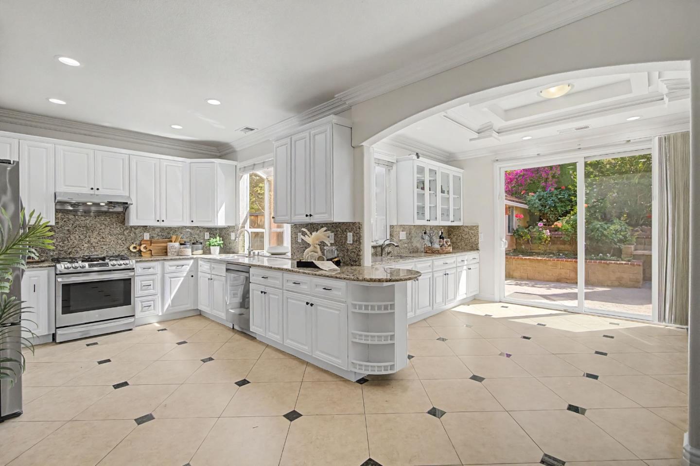 3956 Lakeside Drive