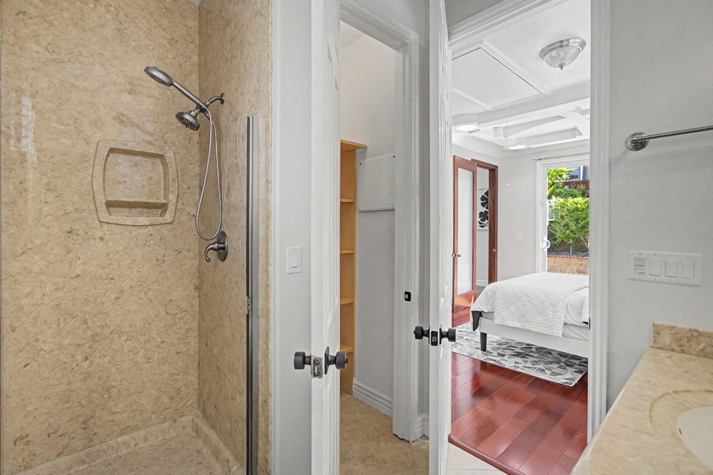 3956 Lakeside Drive