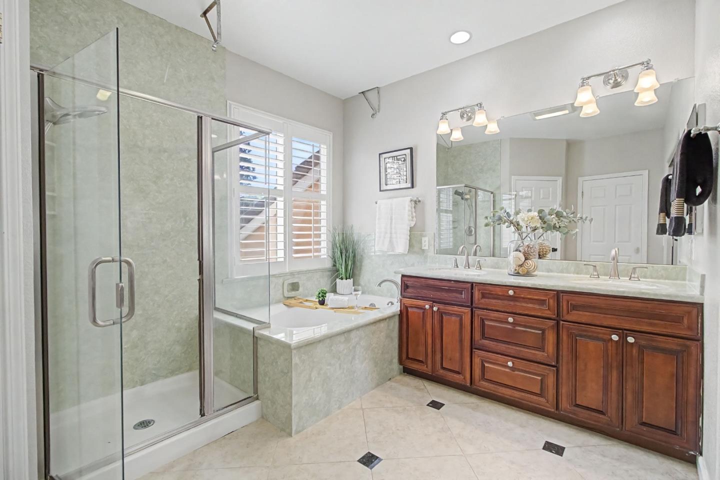 3956 Lakeside Drive