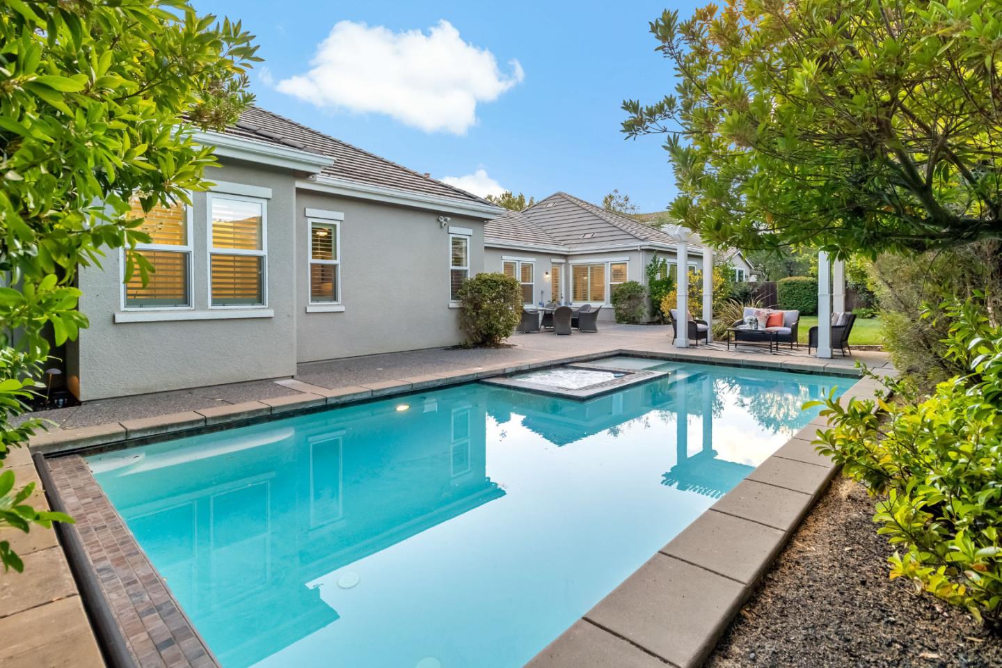 1131 Laguna Creek LN