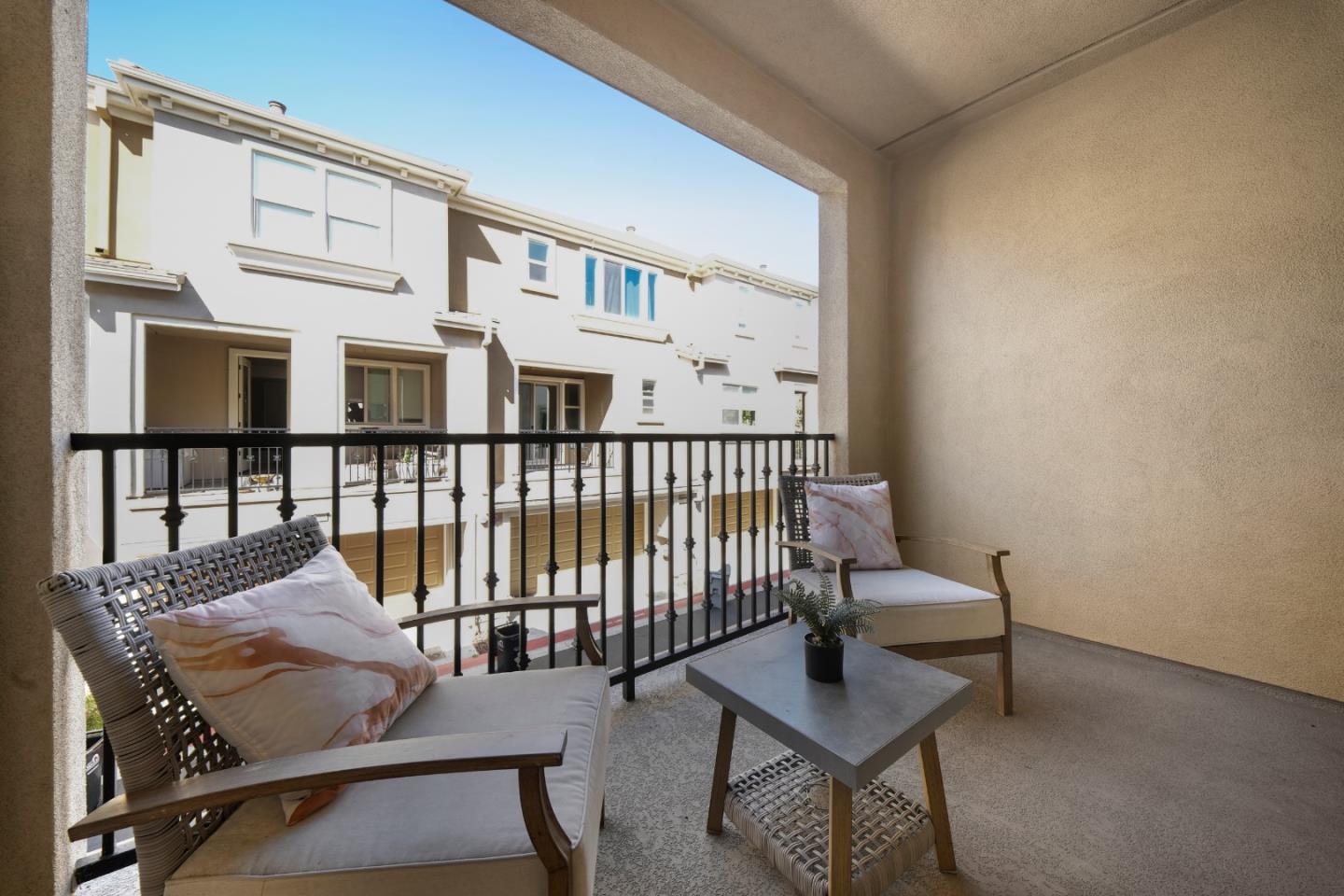 2712 Ferrara CIR