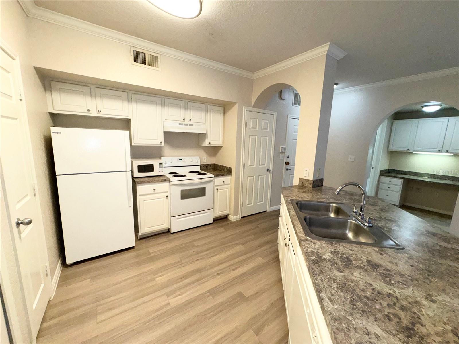 911 N ORANGE AVE #117