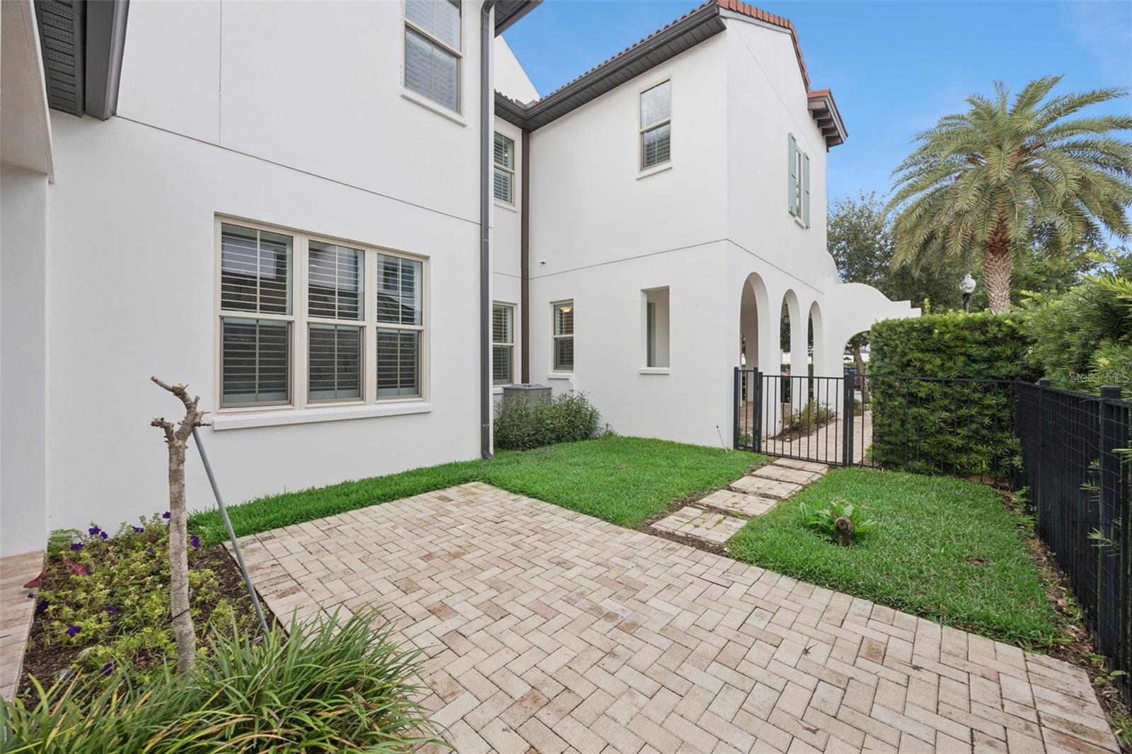 8866 BISMARCK PALM DR