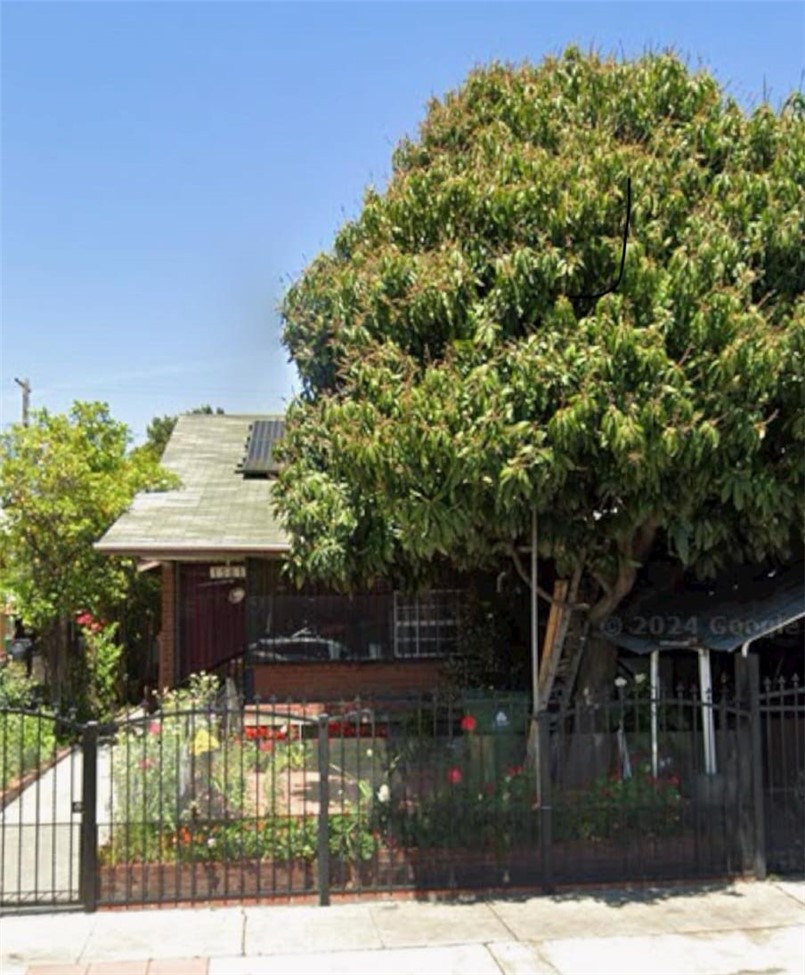1581 E 21st