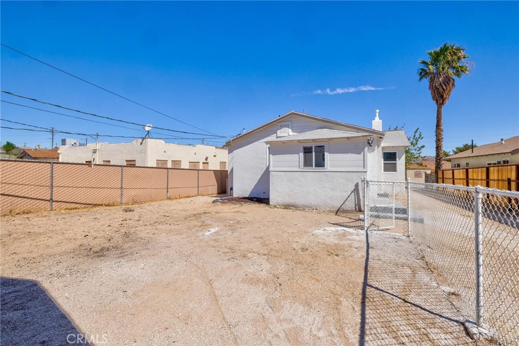 124 W Fredricks
