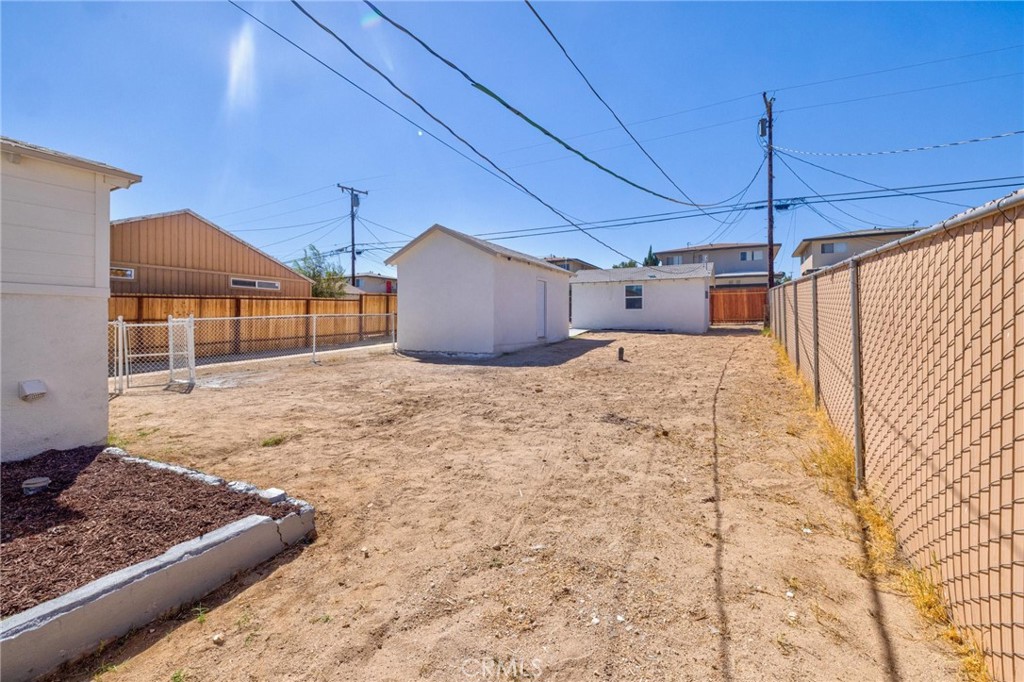 124 W Fredricks
