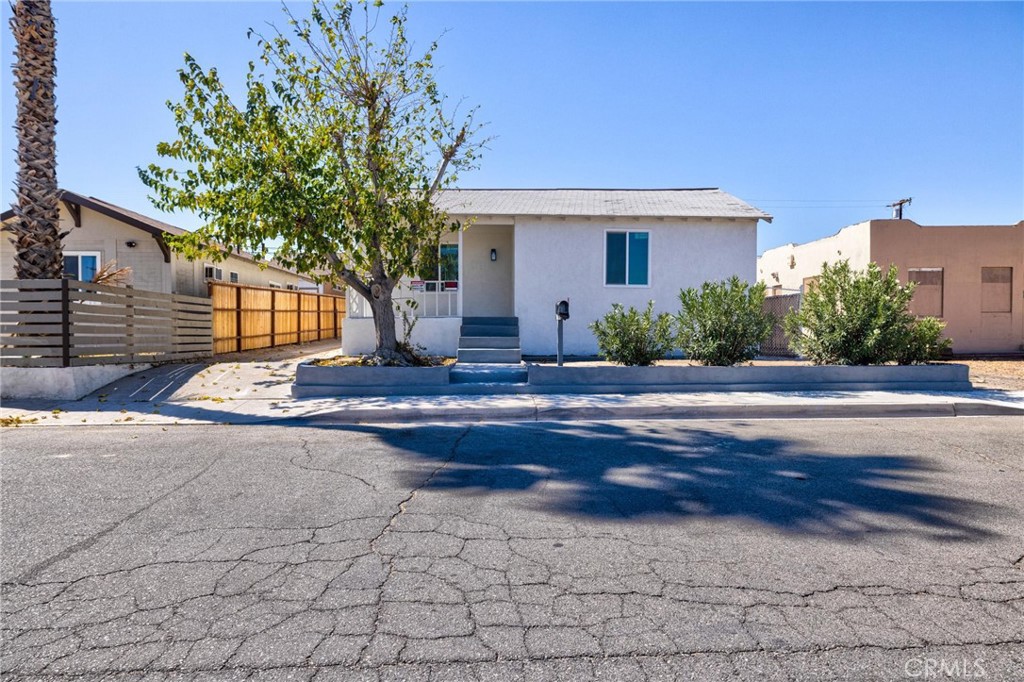124 W Fredricks Barstow Ca Us 92311 Dw26170224