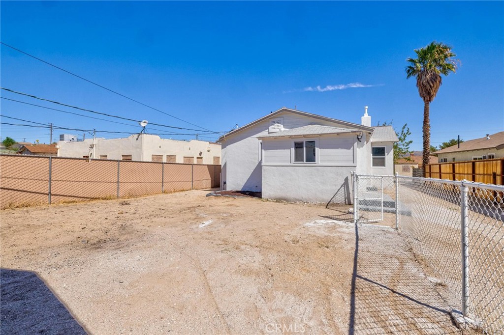 124 W Fredricks