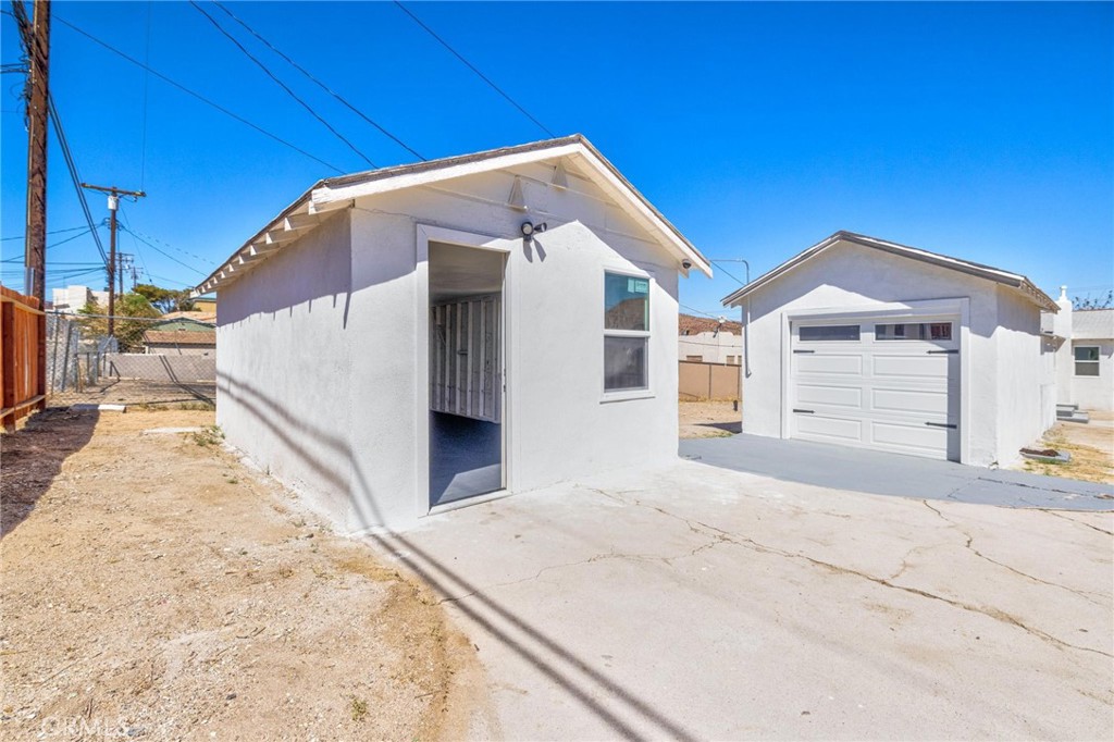 124 W Fredricks