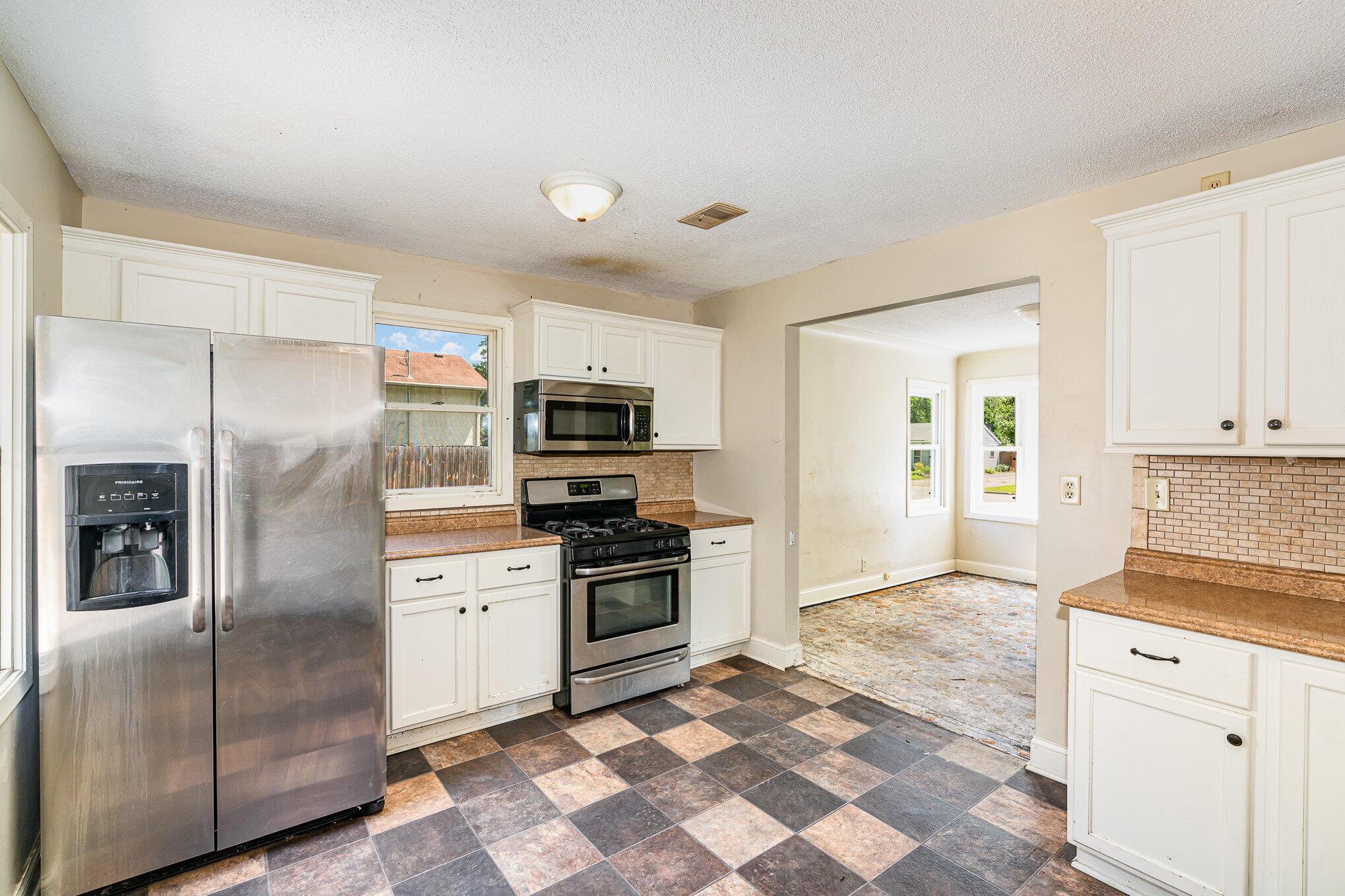803 Manor Drive NE
