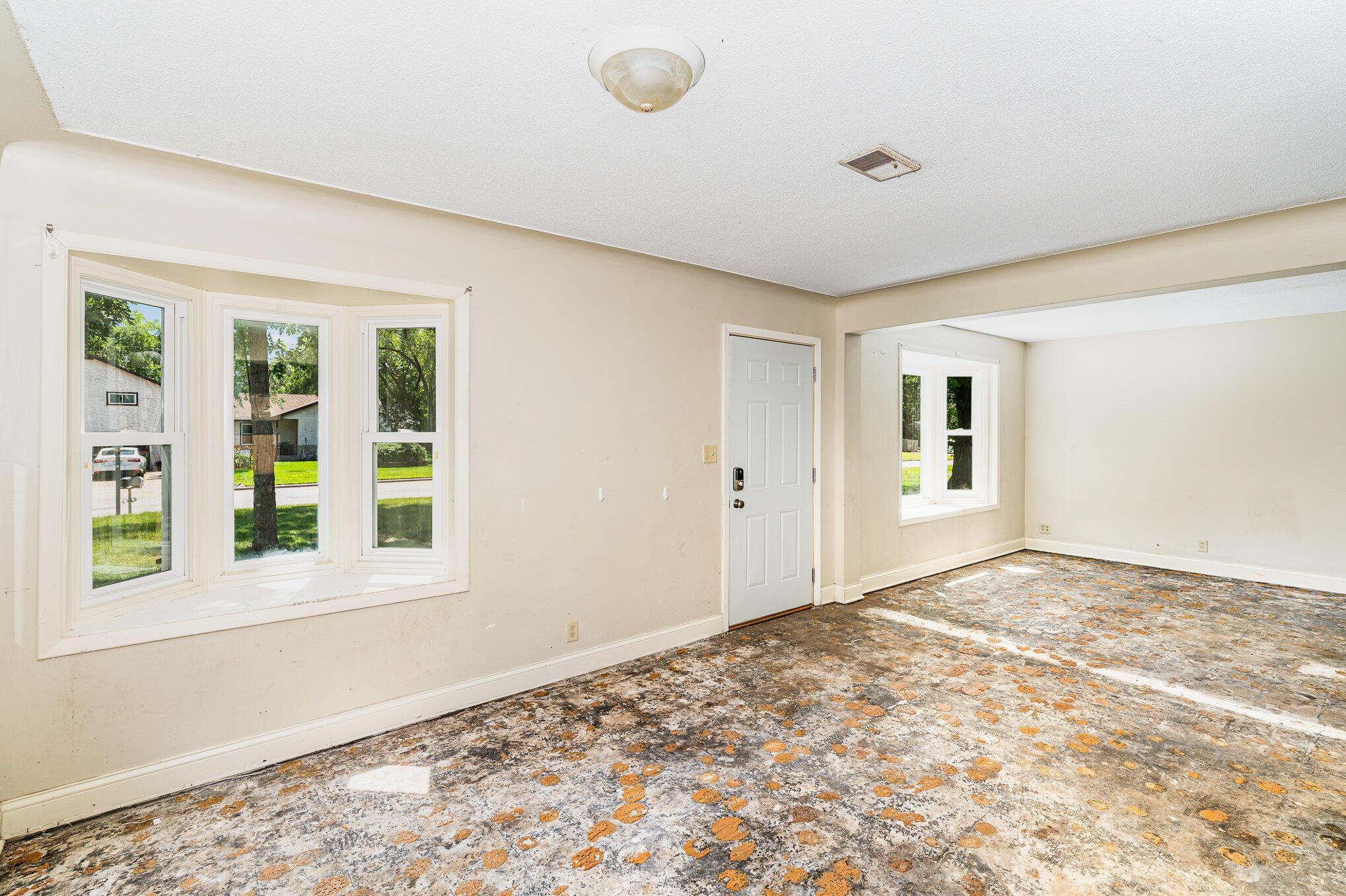 803 Manor Drive NE