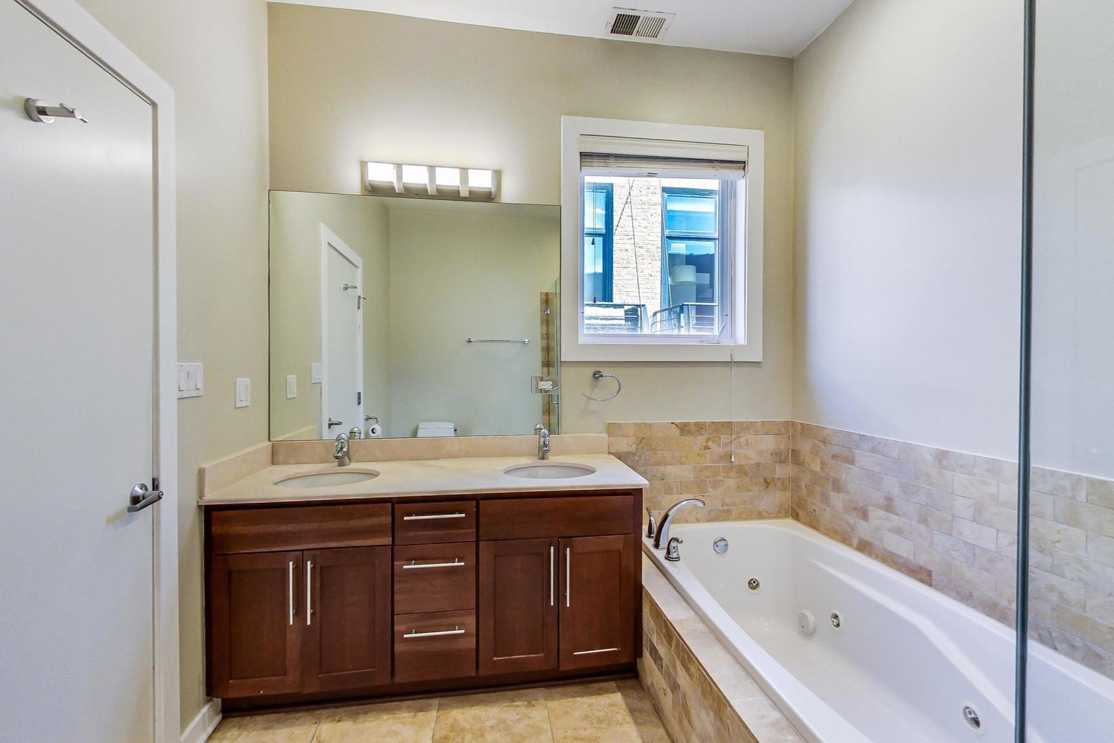 2308 W Wabansia Avenue Unit: 3E