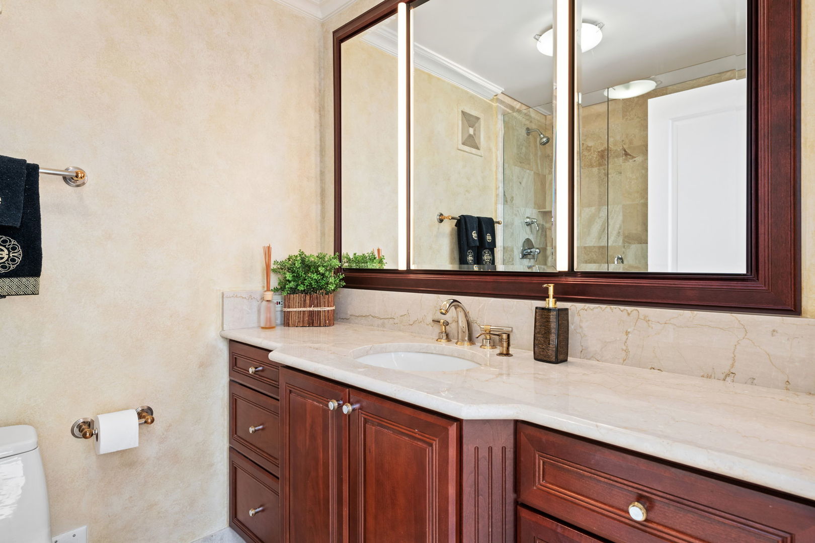 111 E Chestnut Street Unit: 39K