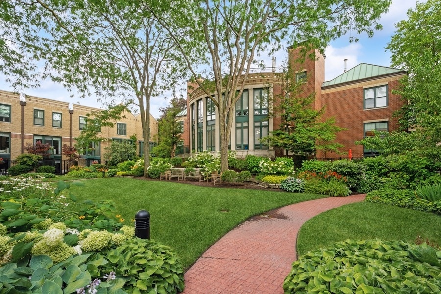 1610 N Mohawk Street Unit: D