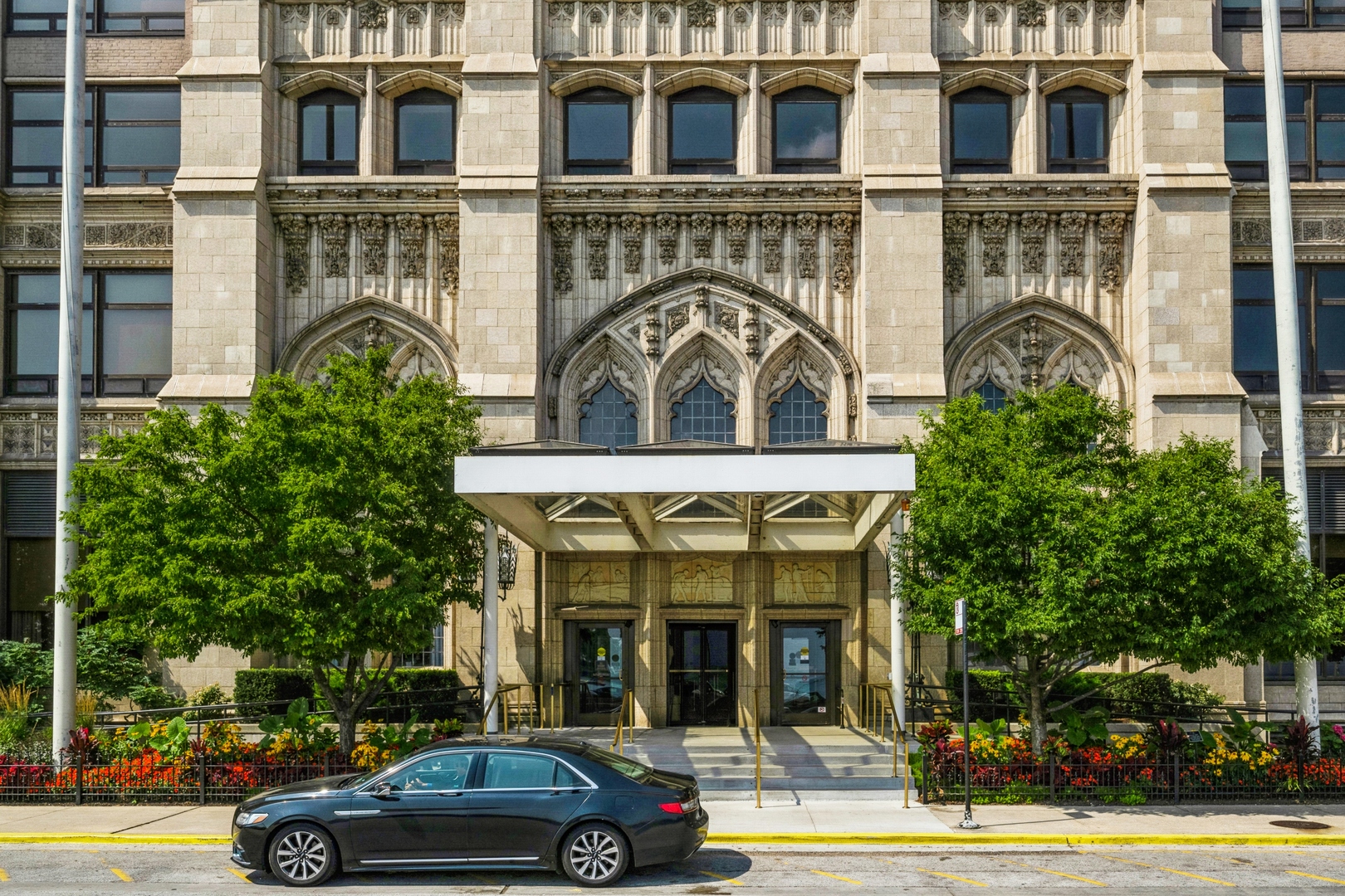 680 N LAKE SHORE Drive Unit: 913