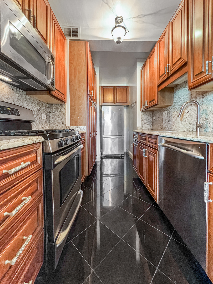 2000 N Lincoln Park West Unit: 1503