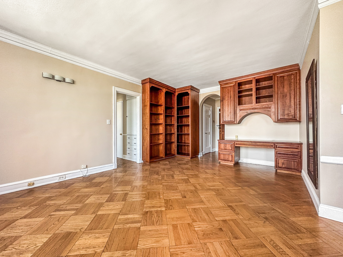 2000 N Lincoln Park West Unit: 1503