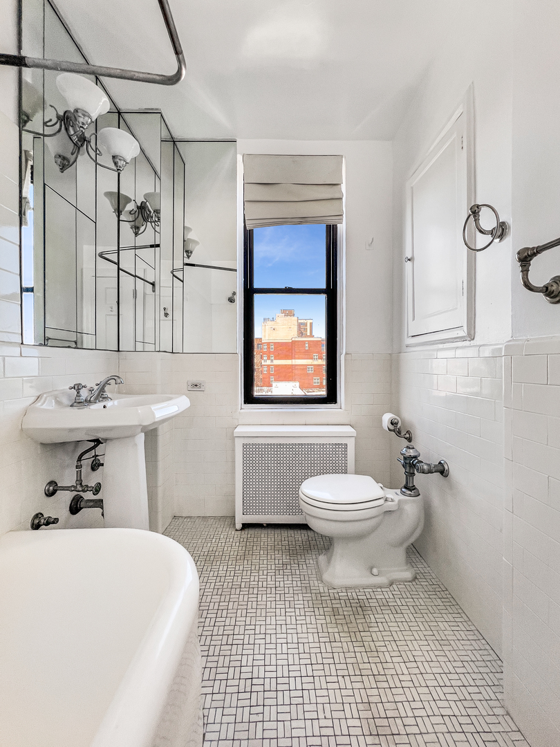 2000 N Lincoln Park West Unit: 1503