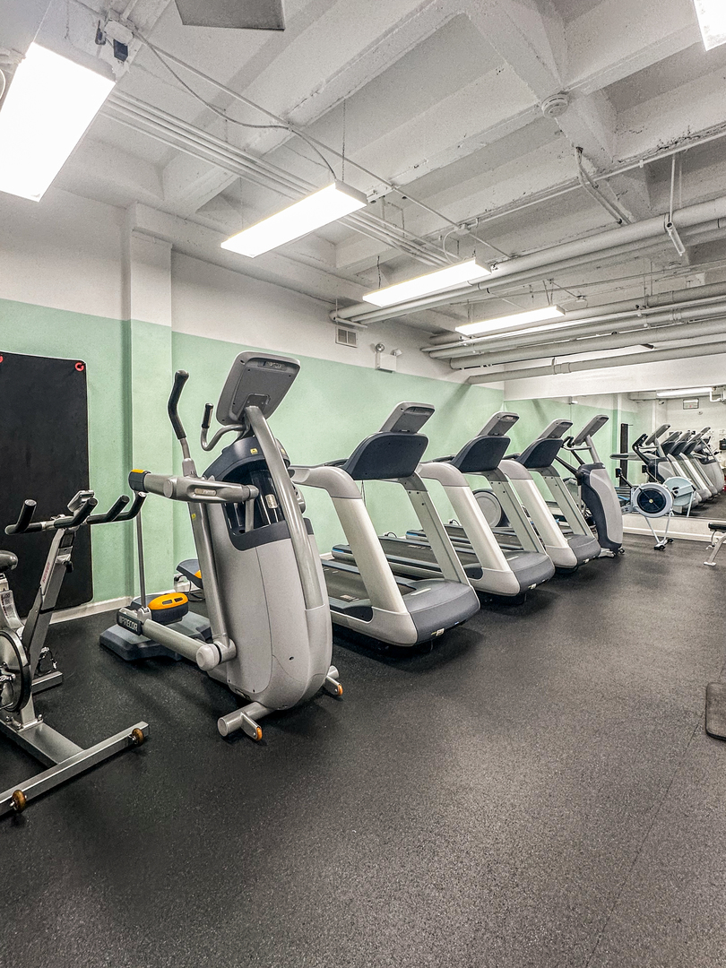 2000 N Lincoln Park West Unit: 1503