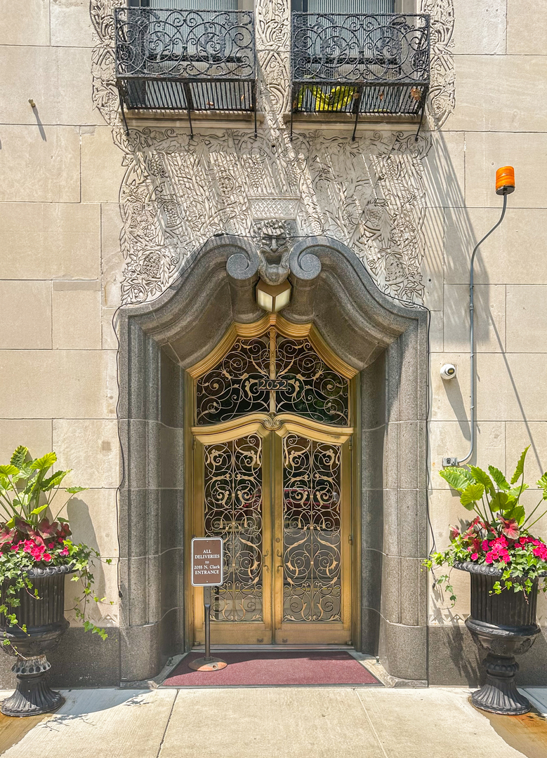 2000 N Lincoln Park West Unit: 1503