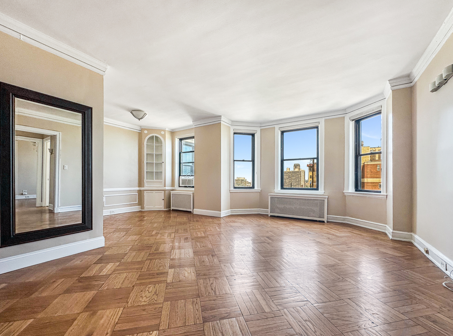 2000 N Lincoln Park West Unit: 1503