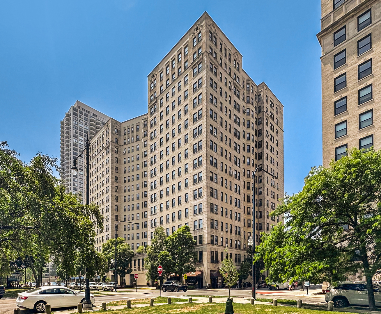 2000 N Lincoln Park West Unit: 1503