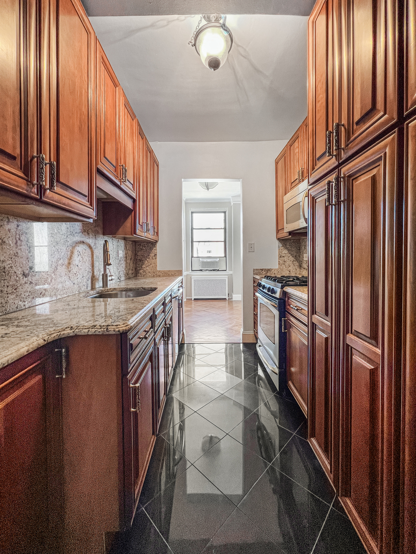 2000 N Lincoln Park West Unit: 1503