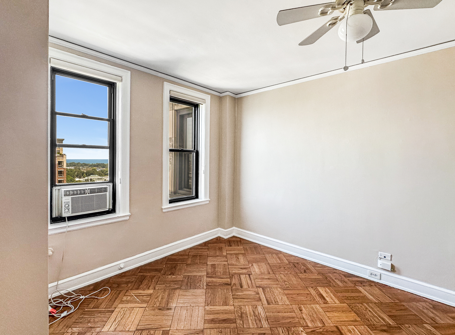 2000 N Lincoln Park West Unit: 1503