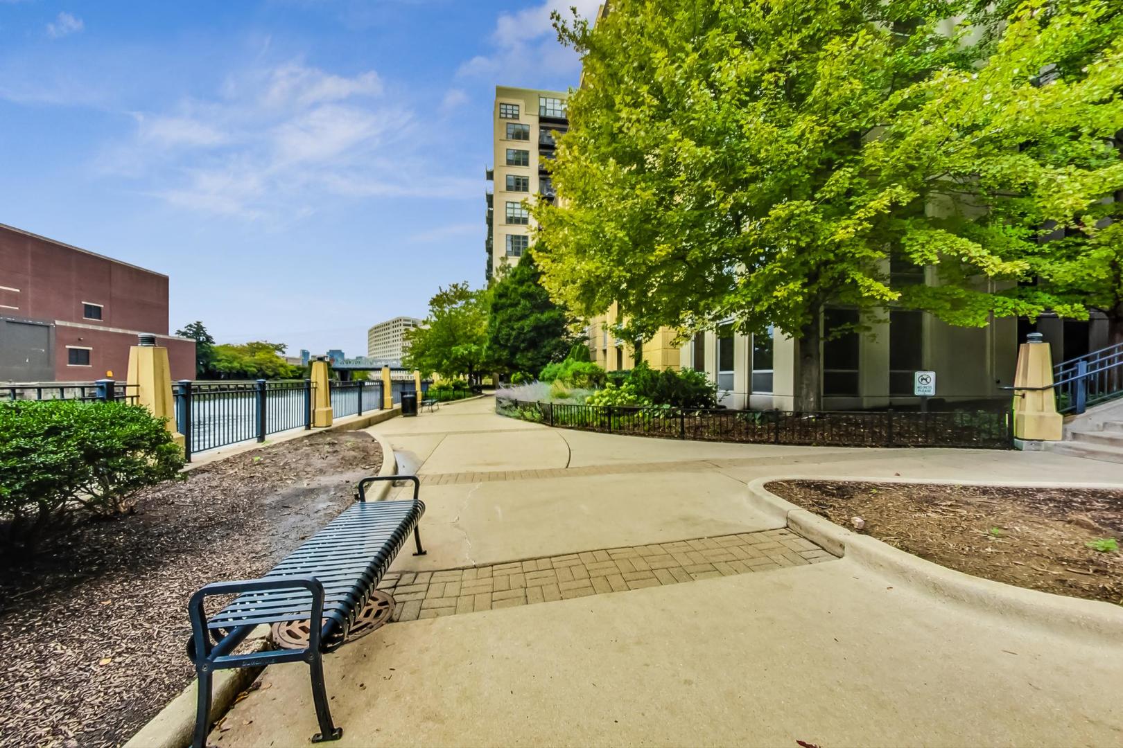 720 N Larrabee Street Unit: 1213