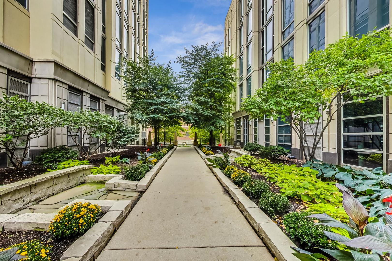 720 N Larrabee Street Unit: 1213